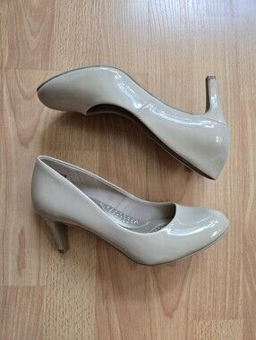 Dexflex Comfort Classic Women's Patent Pump in Nude
